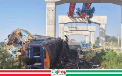 চলন্ত ট্রেনের ওপর ভেঙে পড়ল ক্রেন, নিহত ২২