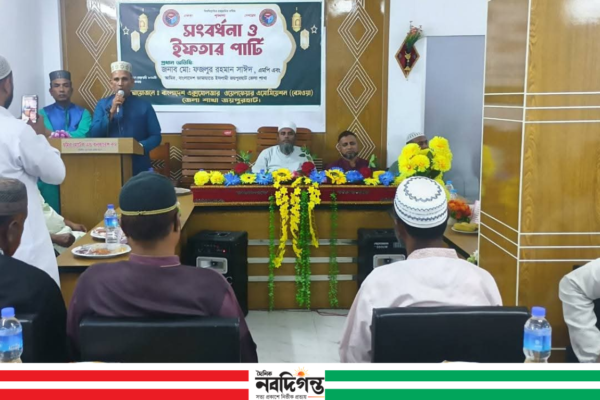 জয়পুরহাটে এমপি ফজলুর রহমান সাইদকে বেসওয়ার সংবর্ধনা মো: আল হাসান জয়পুরহাট প্রতিনিধি বাংলাদেশ এক্সসোলজার ওয়েলফেয়ার ফাউন্ডেশন (বেসওয়া)-এর পক্ষ থেকে জয়পুরহাট-১ আসনের সংসদ সদস্য ফজলুর রহমান সাইদকে ফুলেল শুভেচ্ছা ও সংবর্ধনা জানানো হয়েছে। শুক্রবার(২৭ ফেব্রুয়ারি) বিকেল ৫টায় শহরের ছমির রেস্তোরাঁর অডিটোরিয়ামে বেসওয়ার জেলা ও উপজেলা পর্যায়ের নেতৃবৃন্দ উপস্থিত থেকে এমপিকে ফুলের তোড়া দিয়ে শুভেচ্ছা জানান। এ সময় সংগঠনের পক্ষ থেকে বলা হয়, দেশের স্বাধীনতা ও সার্বভৌমত্ব রক্ষায় অবসরপ্রাপ্ত সেনাসদস্যদের অবদান অনস্বীকার্য। তাদের কল্যাণ ও পুনর্বাসনে কার্যকর ভূমিকা রাখার প্রত্যাশায় এমপির প্রতি শুভকামনা জানানো হয়। অনুষ্ঠানে প্রধান অতিথির বক্তব্যে সংসদ সদস্য ফজলুর রহমান সাইদ বলেন, “যারা দেশ রক্ষায় জীবনের সেরা সময়টি উৎসর্গ করেছেন, তাদের সম্মান ও কল্যাণ নিশ্চিত করা রাষ্ট্রের নৈতিক দায়িত্ব। অবসরপ্রাপ্ত সেনাসদস্যদের সামাজিক নিরাপত্তা ও উন্নয়নে আমি সবসময় পাশে থাকবো।” তিনি আরও বলেন, প্রাক্তন সেনাসদস্যরা শৃঙ্খলা, দেশপ্রেম ও সততার প্রতীক। সমাজ গঠনে তাদের অভিজ্ঞতা কাজে লাগাতে সমন্বিত উদ্যোগ প্রয়োজন। এ সময় বেসওয়ার নেতৃবৃন্দ সংগঠনের বিভিন্ন কার্যক্রম তুলে ধরেন এবং ভবিষ্যতে যৌথভাবে কল্যাণমূলক উদ্যোগ গ্রহণের আশাবাদ ব্যক্ত করেন।