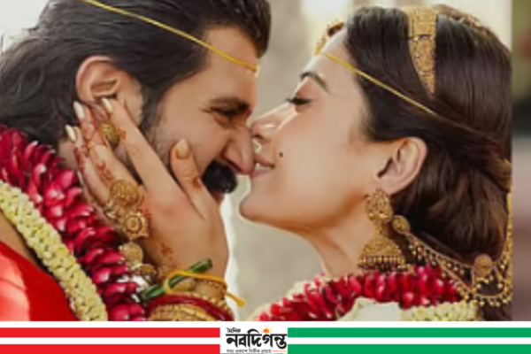 বাড়ি-গাড়িতে বিলাসী জীবন রাশমিকার নামে ভারতের বিভিন্ন শহরে একাধিক সম্পত্তি রয়েছে। বেঙ্গালুরুতে প্রায় আট কোটি রুপির বাড়ি। হায়দরাবাদ, মুম্বাই ও গোয়ায় সম্পত্তি রয়েছে। এ ছাড়া কর্ণাটকে নিজ শহর কুর্গে (কোডাগু) প্রায় আট কোটি রুপির ভিলা রয়েছে। কুর্গের বিরাজপেট এলাকায় সবুজে ঘেরা আধুনিক নকশার একতলা বাড়িটি তাঁর বিশেষ পছন্দের। প্রকৃতির কাছে থাকার জন্যই তিনি জায়গাটি বেছে নিয়েছেন বলে জানা গেছে। গাড়ির সংগ্রহেও রয়েছে বিলাসের ছাপ—রেঞ্জ রোভার স্পোর্ট, অডি কিউ৩, মার্সিডিজ–বেঞ্জ সি-ক্লাস, টয়োটা ইনোভা ও হুন্দাই ক্রেটা। ২০২৪ সালে রাশমিকা ফোর্বস ইন্ডিয়ার ‘৩০ আন্ডার ৩০’ তালিকায় স্থান পান, যা তরুণ প্রভাবশালী তারকা হিসেবে তাঁর অবস্থান আরও সুদৃঢ় করে। বিজয় দেবরাকোন্ডা ও রাশমিকা মান্দানা বিজয় দেবরাকোন্ডা ও রাশমিকা মান্দানাফাইল ছবি বিজয় দেবেরাকোন্ডা: অভিনয় থেকে ব্যবসা বিজয়ের সম্পদের পরিমাণ ৬৬ থেকে ৭০ কোটি রুপির মধ্যে বলে বিভিন্ন প্রতিবেদনে উল্লেখ রয়েছে। প্রতি ছবিতে পারিশ্রমিক নেন ১২ থেকে ১৫ কোটি রুপি। ব্র্যান্ড এনডোর্সমেন্ট থেকেও বড় অঙ্কের আয় হয় তাঁর। সামাজিক যোগাযোগমাধ্যমে স্পনসর পোস্টের জন্যই নেন প্রায় ৪০ লাখ রুপি। আরও পড়ুন আট বছরে রাশমিকা–বিজয়ের জীবনে যা হলো ২৬ ফেব্রুয়ারি ২০২৬ আট বছরে রাশমিকা–বিজয়ের জীবনে যা হলো নিজস্ব স্ট্রিটওয়্যার ব্র্যান্ড রয়েছে বিজয়ের। হায়দরাবাদ ব্ল্যাকহকস ভলিবল দলের সহমালিকানাও আছে। অভিনয়ের পাশাপাশি ফ্যাশন, ক্রীড়া ও রিয়েল এস্টেটে বিনিয়োগ করে আয়ের উৎস বহুমুখী করেছেন তিনি। হায়দরাবাদের জুবিলি হিলসে প্রায় ১৫ কোটি রুপির বিলাসবহুল বাংলো রয়েছে বিজয়ের। গাড়ির তালিকায় আছে—বিএমডব্লিউ ৫ সিরিজ, ফোর্ড মাস্ট্যাং, ভলভো এক্সসি৯০ ও রেঞ্জ রোভার। প্রতিবেদন অনুযায়ী, প্রায় ৩০ কোটি রুপির একটি প্রাইভেট জেটও রয়েছে তাঁর, যা তাঁর বিলাসী সম্পদের তালিকায় বিশেষ সংযোজন। ১৩০ কোটির পাওয়ার কাপল দুজনের সম্পদ মিলিয়ে মোট মূল্য ১৩০ কোটির বেশি। দক্ষিণি চলচ্চিত্রে তরুণ প্রজন্মের সবচেয়ে প্রভাবশালী ও ধনী তারকা জুটির একটি হয়ে উঠছেন তাঁরা। আজ সকালে শুভ মুহূর্তে তেলেগু রীতিতে বিয়ের আনুষ্ঠানিকতা শেষ হয়। সন্ধ্যায় কনে অর্থাৎ রাশমিকার পরিবার কোডাভা প্রথা অনুযায়ী বাকি রীতি পালন করে। পরে বাংলাদেশ সময় সন্ধ্যা সাতটার দিকে বিয়ের ছবি প্রকাশ করেন রাশমিকা।