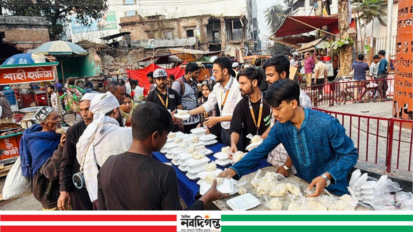 টাকা জমিয়ে তিন শতাধিক মানুষকে ইফতার করালো নবজাগরণের শিক্ষার্থীরা