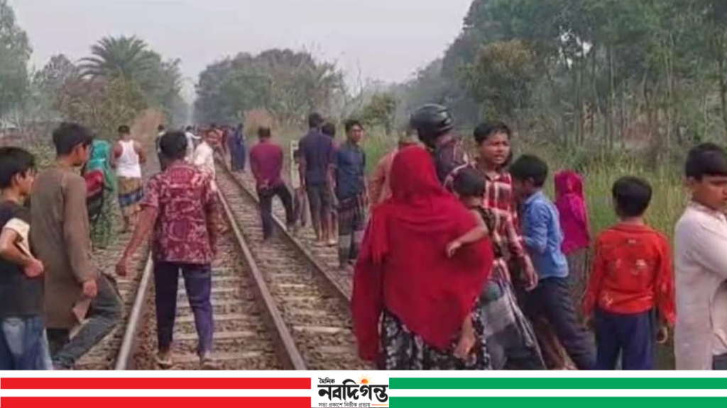 কানে হেডফোন, শুনতে পাননি ট্রেনের শব্দ জয়পুরহাটে ট্রেনে কাটা পড়ে যুবকের মৃত্যু 1 Untitled design 1
