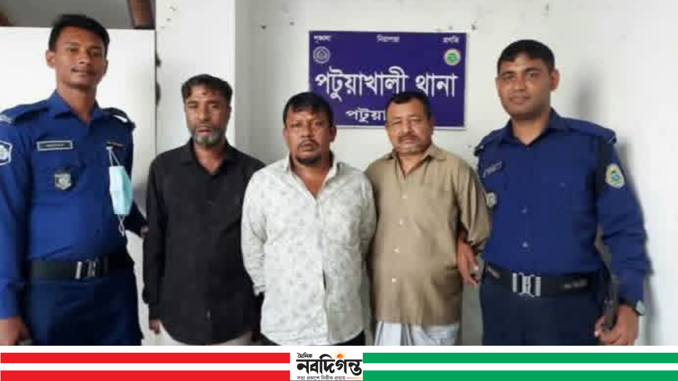 পাবনায় সোনালী ব্যাংক থেকে কৌশলে ৩ লাখ টাকা ছিনতাই, আটক-৩