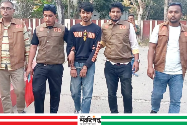 চুক্তিতে অস্ত্র পাচারকালে বিদেশী পিস্তল-গুলিসহ যুবক গ্রেপ্তার