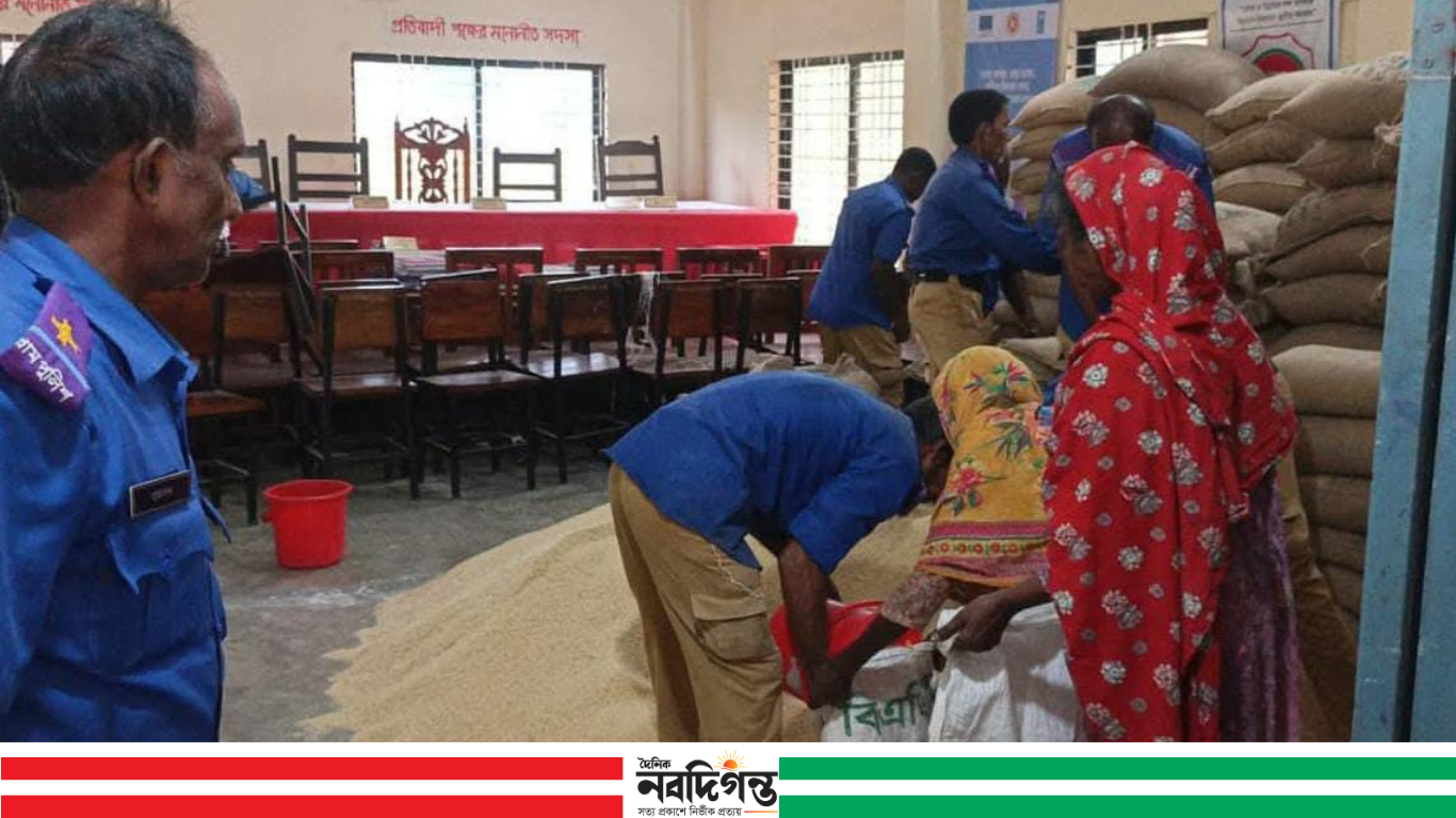 জয়পুরহাটের ক্ষেতলালে গরিবের হক আত্মসাৎ! ভিজিএফের চালে ওজনে কারচুপির অভিযোগ প্যানেল চেয়ারম্যানের বিরুদ্ধে