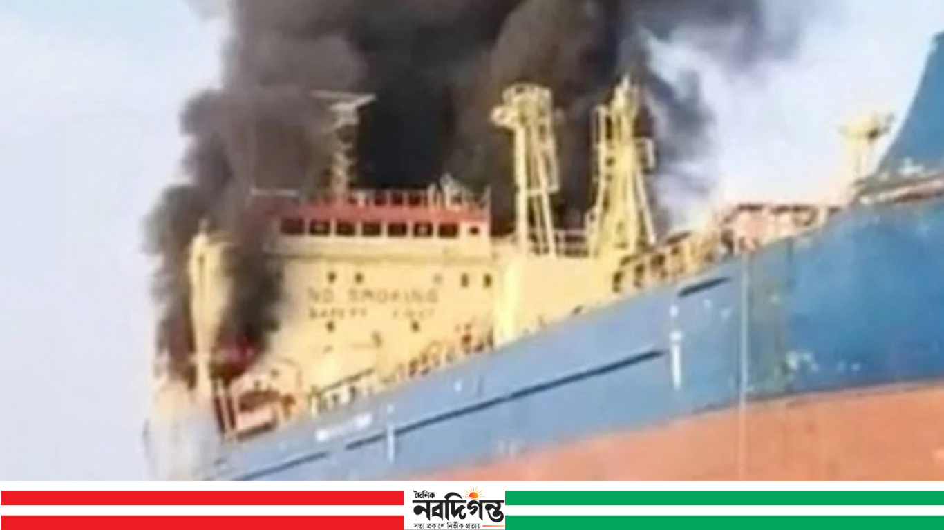 কুয়েতে উপকূলে তেলের ট্যাংকারে ভয়াবহ বিস্ফোরণ