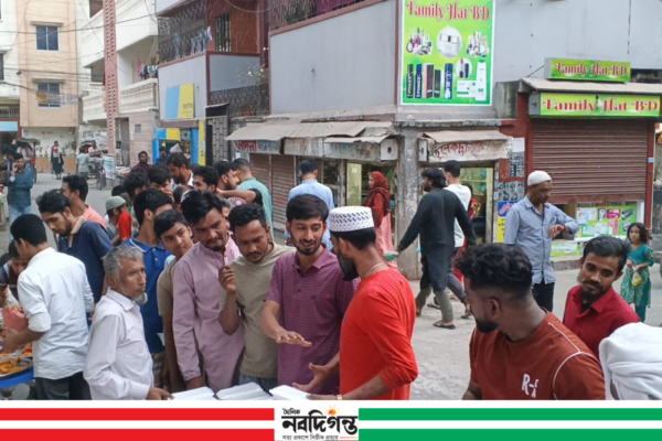 আপন শিকড় ফাউন্ডেশনের ইফতার বিতরন কর্মসূচির আজ ১১ দিন