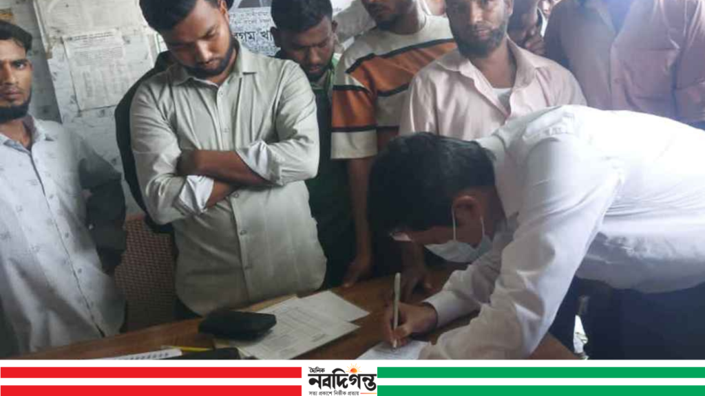 লক্ষ্মীপুরে অতিরিক্ত ভাড়া আদায়: ৪ বাস কাউন্টারকে ৪০ হাজার টাকা জরিমানা 1 লক্ষ্মীপুরে অতিরিক্ত ভাড়া আদায়: ৪ বাস কাউন্টারকে ৪০ হাজার টাকা জরিমানা