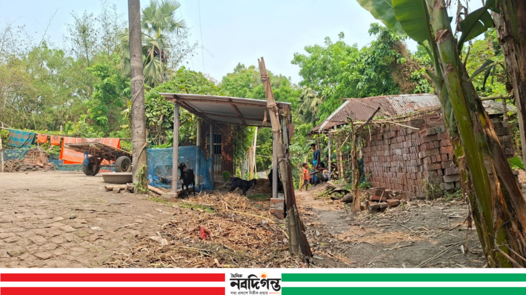 চলাচলের রাস্তা বন্ধ করে ঘর উত্তোলনের অভিযোগ