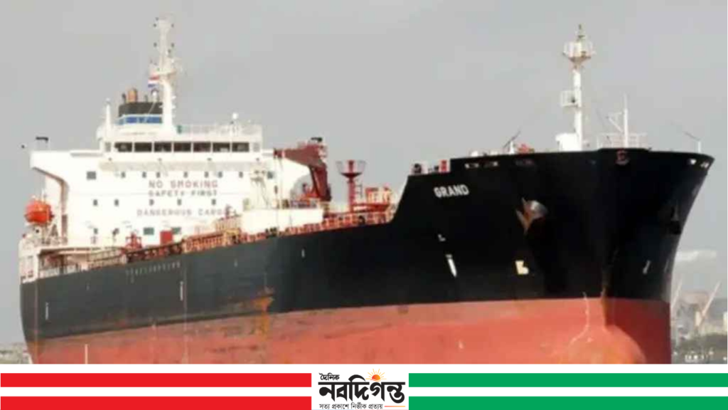 মালয়েশিয়া থেকে ২৭,৩০০ টন ডিজেল নিয়ে চট্টগ্রাম বন্দরে আসছে ‘পিভিটি সোলানা’