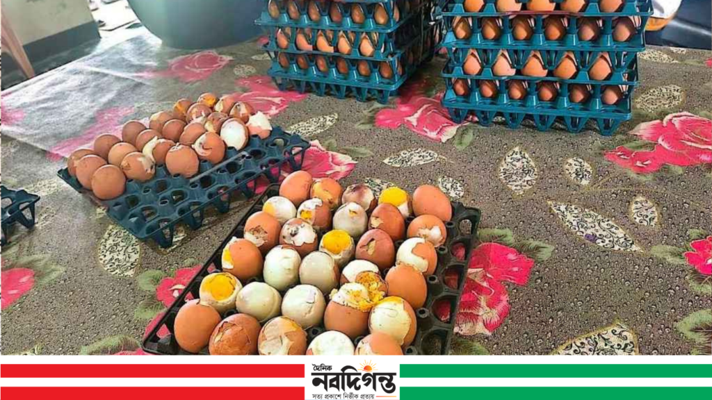 চাঁদপুরে মিড-ডে মিলে নষ্ট ডিম, ক্ষুব্ধ শিক্ষার্থী-অভিভাবক 1 চাঁদপুরে মিড-ডে মিলে নষ্ট ডিম, ক্ষুব্ধ শিক্ষার্থী-অভিভাবক