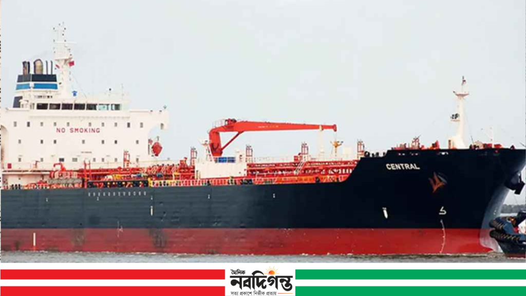 চট্টগ্রাম বন্দরে ৫১ হাজার টন জ্বালানি তেলবাহী ২ জাহাজ 1 চট্টগ্রাম বন্দরে ৫১ হাজার টন জ্বালানি তেলবাহী ২ জাহাজ