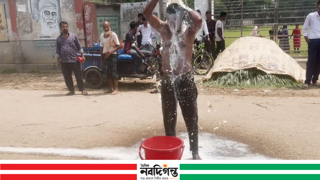 জয়পুরহাটে দুধ দিয়ে গোসল করে অনলাইন জুয়া ছাড়ার ঘোষণা যুবকের 1 জয়পুরহাটে দুধ দিয়ে গোসল করে অনলাইন জুয়া ছাড়ার ঘোষণা যুবকের