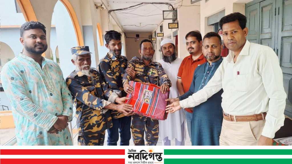 পৌর কমিউনিটি পুলিশদের গামছা বিতরণ