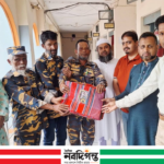 পৌর কমিউনিটি পুলিশদের গামছা বিতরণ