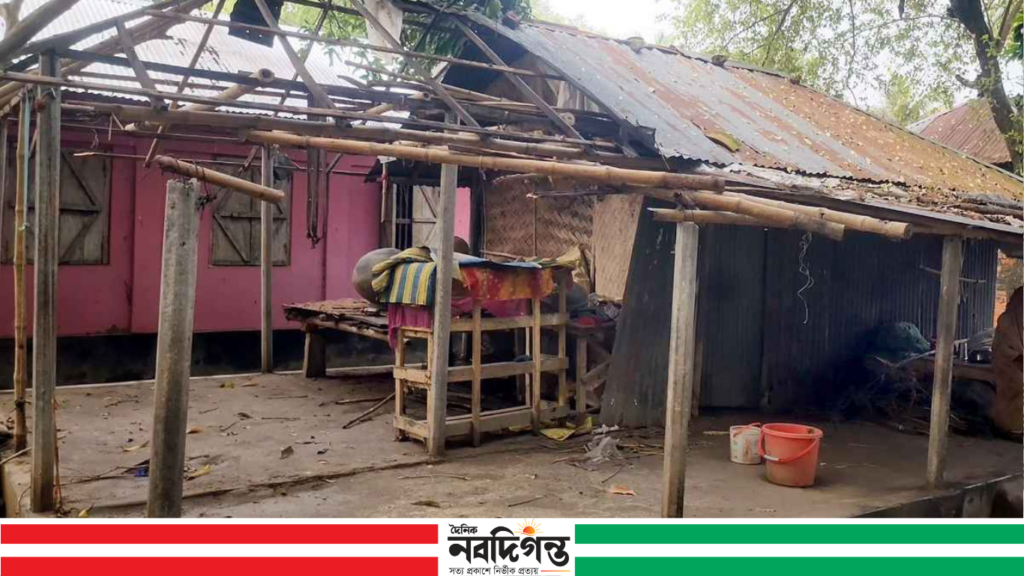 নড়াইলে টাকা না পেয়ে ঘরের টিন খুলে নিলেন পাওনাদার