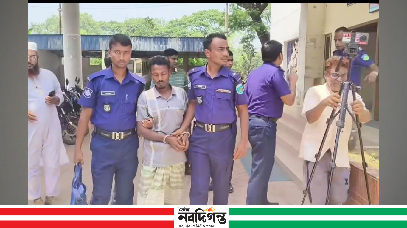 নওগাঁয় চার খুন: অভিযুক্ত আসামিকে পুলিশ সুপারের কার্যালয়ে নেওয়া হয়েছে