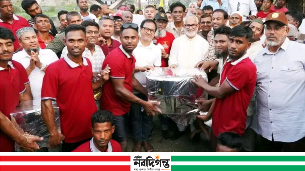 খুলনায় প্রথমবার ময়ূর নদে ভেলা বাইচ, দর্শকদের ঢল