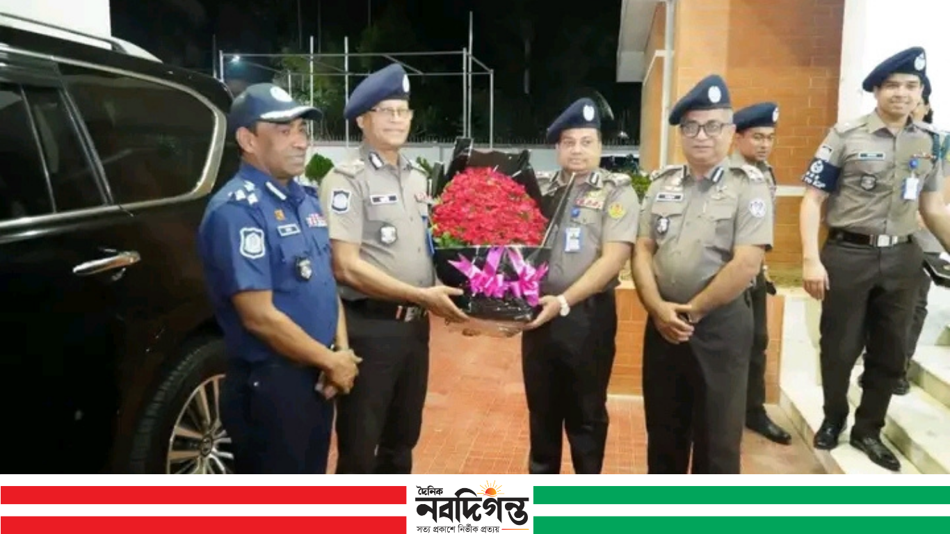 খুলনায় আইজিপির আগমন, কেএমপি’র গার্ড অব অনার ও উষ্ণ অভ্যর্থনা