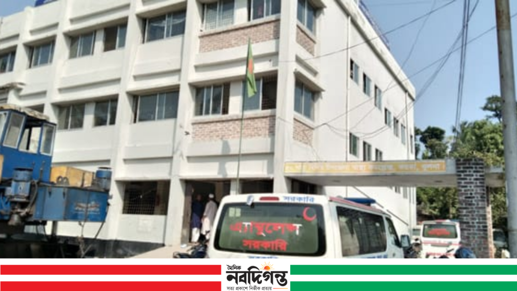 চালক সংকটে ৬ মাস বন্ধ কয়রা স্বাস্থ্য কমপ্লেক্সের অ্যাম্বুলেন্স, বাড়ছে রোগীদের দুর্ভোগ
