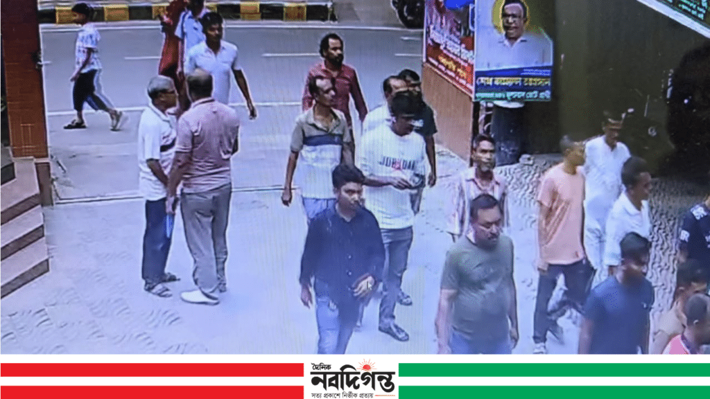 খুলনা প্রেসক্লাবে হামলা, সড়ক অবরোধে সাংবাদিকদের প্রতিবাদ