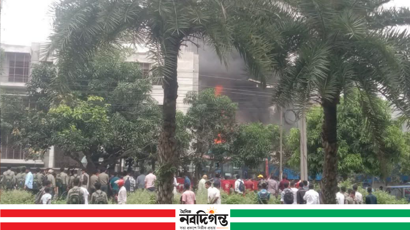 বগুড়ায় আজিজুল হক কলেজ গেট সংলগ্ন ফ্যাক্টরিতে ভয়াবহ অগ্নিকাণ্ড