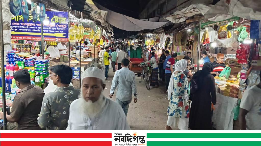 খুলনায় সময় না মেনে রাতেও খোলা দোকান