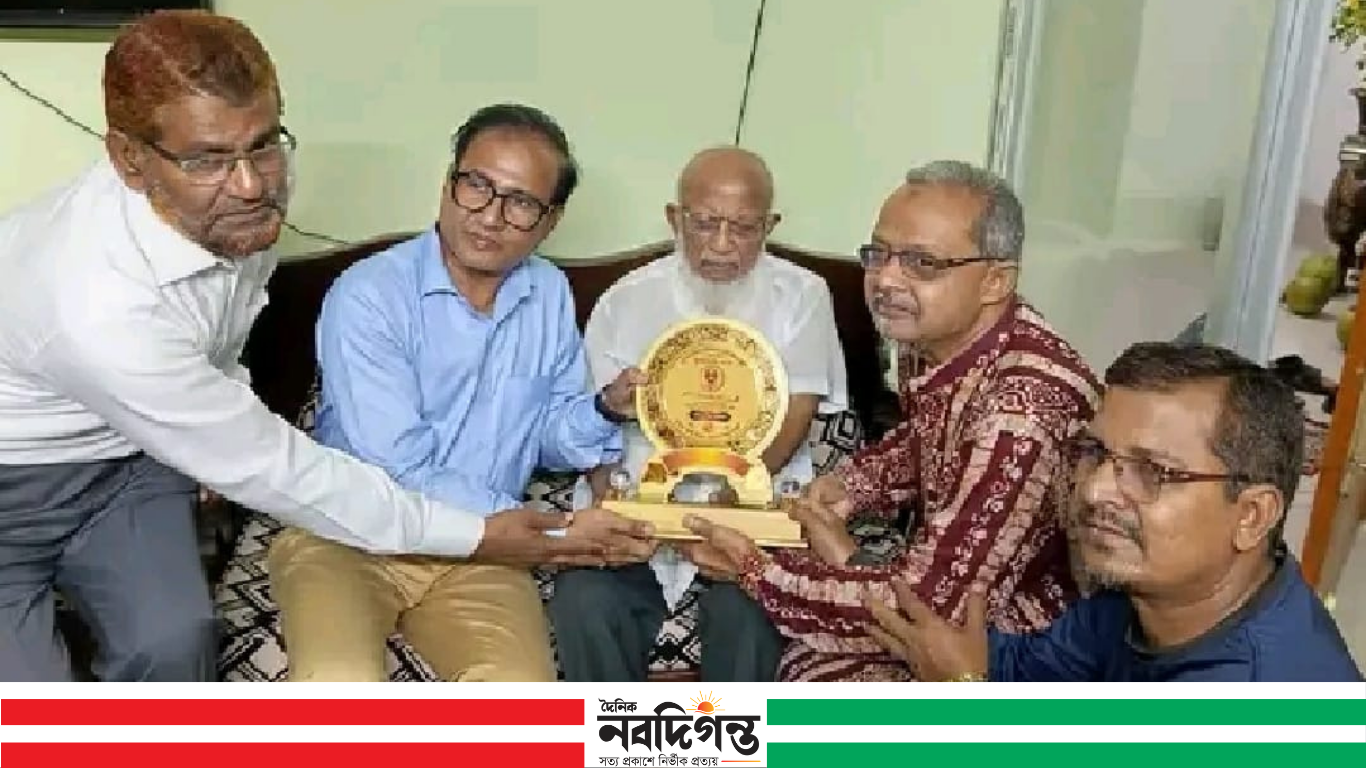 প্রবীণ নাগরিক সম্মাননা পেলেন প্রফেসর হারুনুর রশিদ