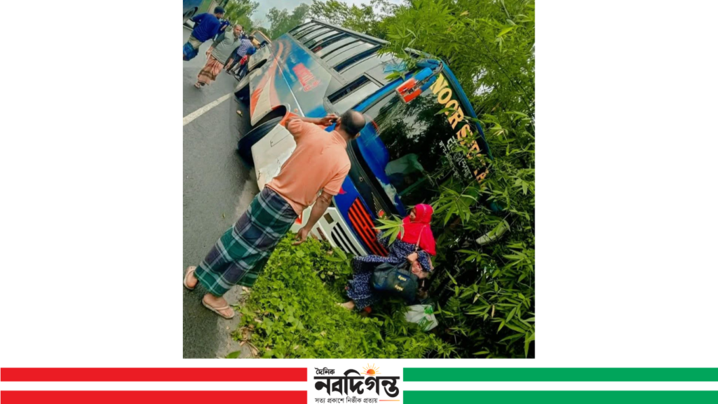 ভুরুঙ্গামারীতে বাস দুর্ঘটনা, অল্পের জন্য রক্ষা