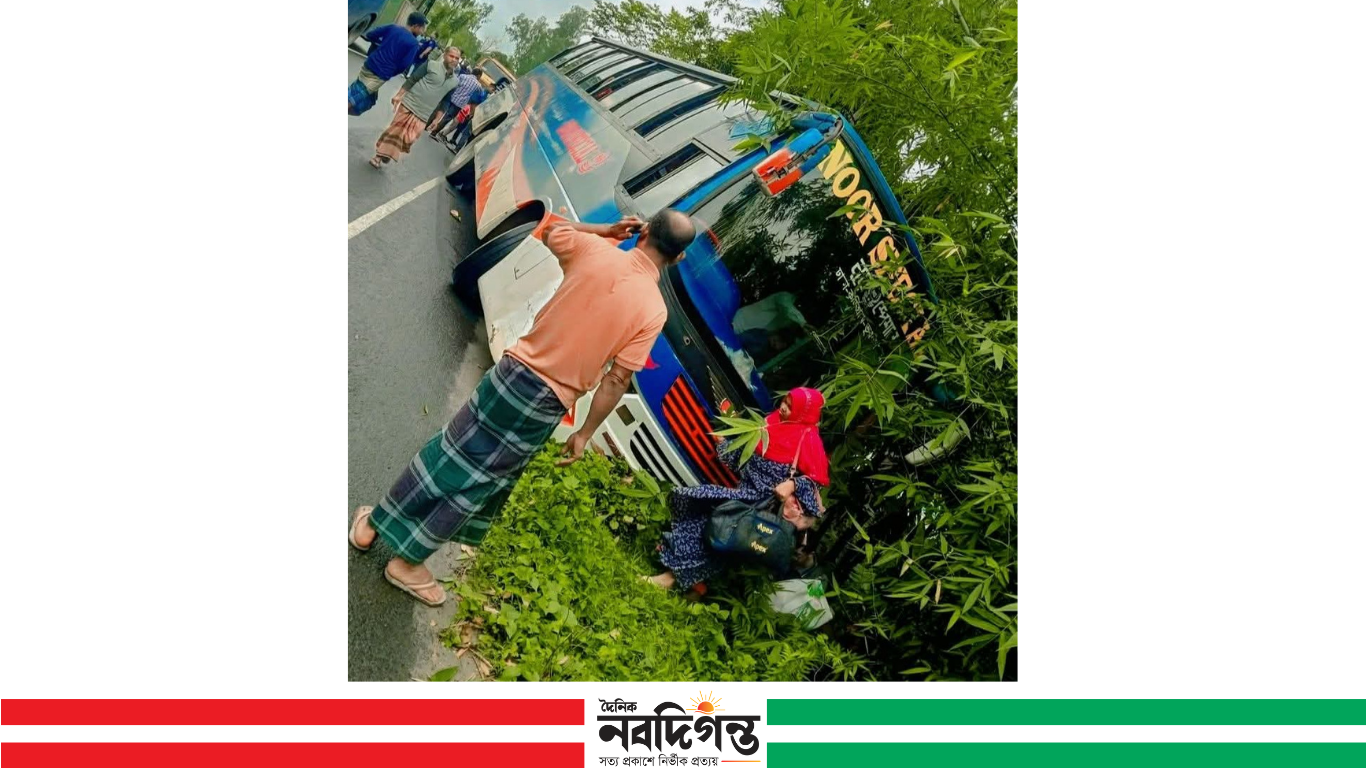 ভুরুঙ্গামারীতে বাস দুর্ঘটনা, অল্পের জন্য রক্ষা