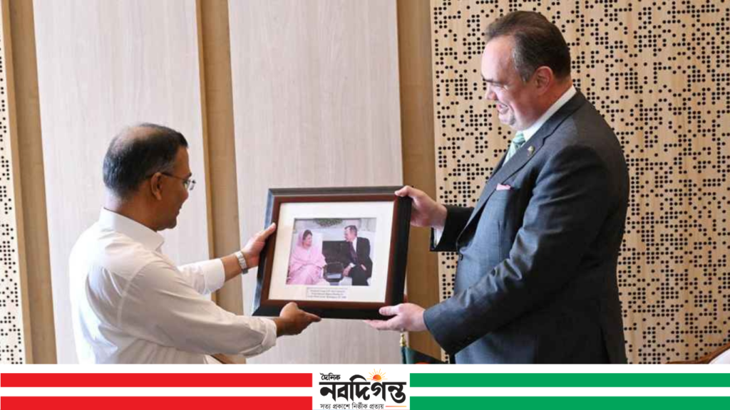 মার্কিন রাষ্ট্রদূতের বিশেষ উপহার প্রধানমন্ত্রীর হাতে