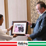 মার্কিন রাষ্ট্রদূতের বিশেষ উপহার প্রধানমন্ত্রীর হাতে