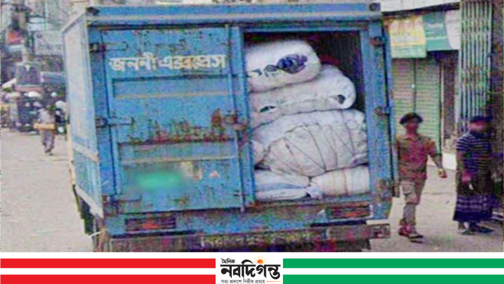 কুরিয়ারে ইয়াবা পাচার, কেরানীগঞ্জে ১২ হাজার ট্যাবলেট জব্দ 1 কুরিয়ারে ইয়াবা পাচার, কেরানীগঞ্জে ১২ হাজার ট্যাবলেট জব্দ