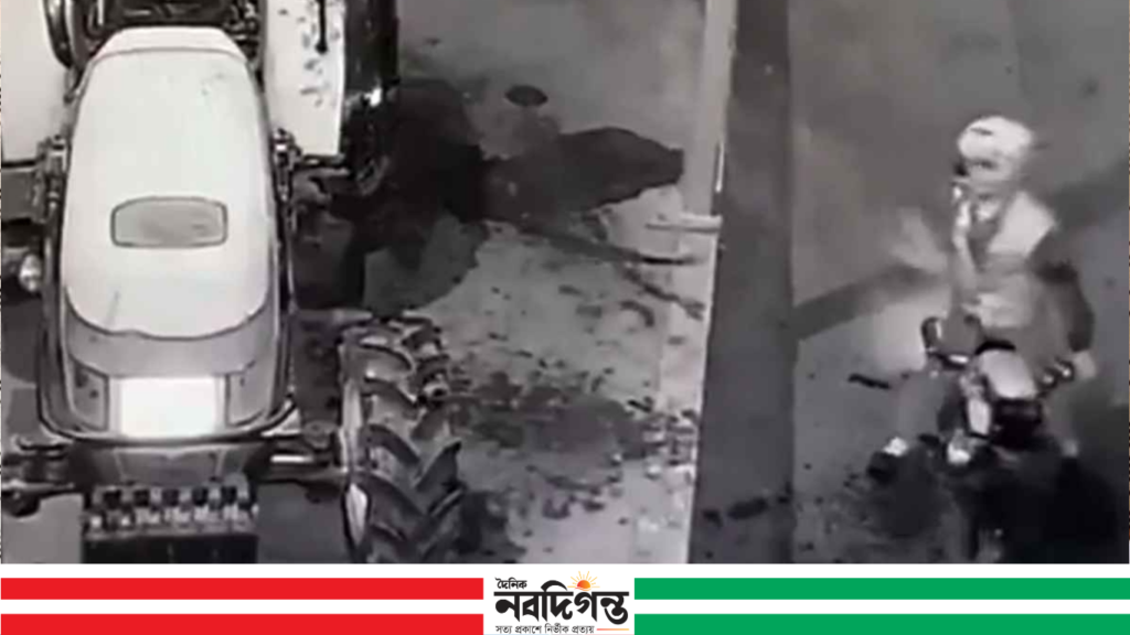 আগুন দিতে গিয়ে নিজেই পুড়লেন তরুণ