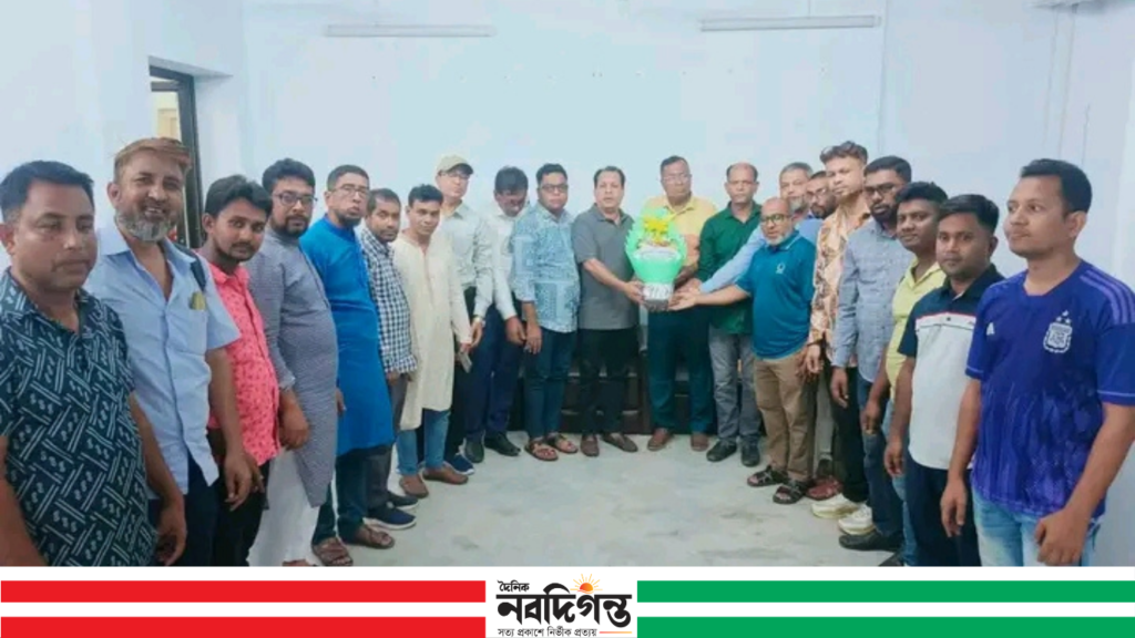 খুলনা প্রেসক্লাবের নবনির্বাচিত কমিটিকে টিভি ক্যামেরা জার্নালিস্টদের ফুলেল শুভেচ্ছা