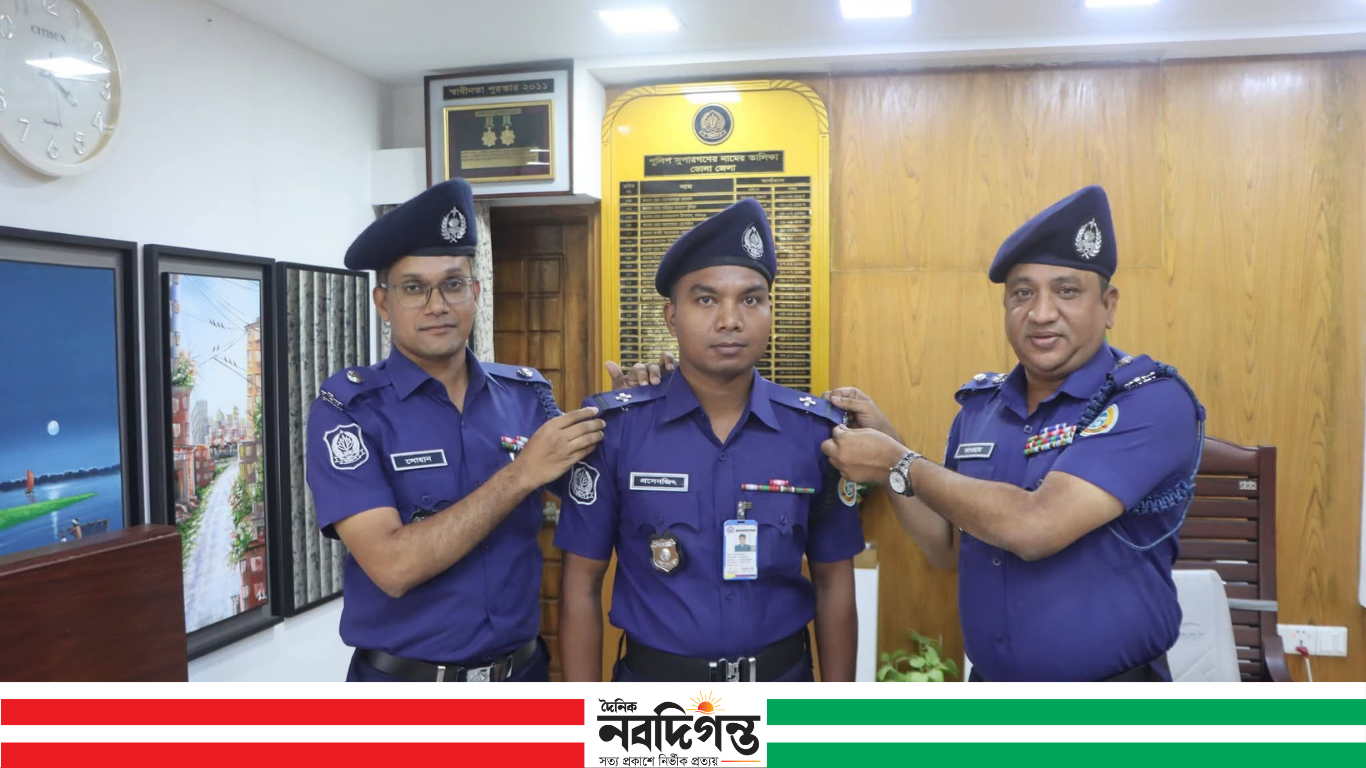 ভোলায় পদোন্নতিপ্রাপ্ত পুলিশ সদস্যকে র‍্যাংক ব্যাজ পরিয়ে সম্মাননা