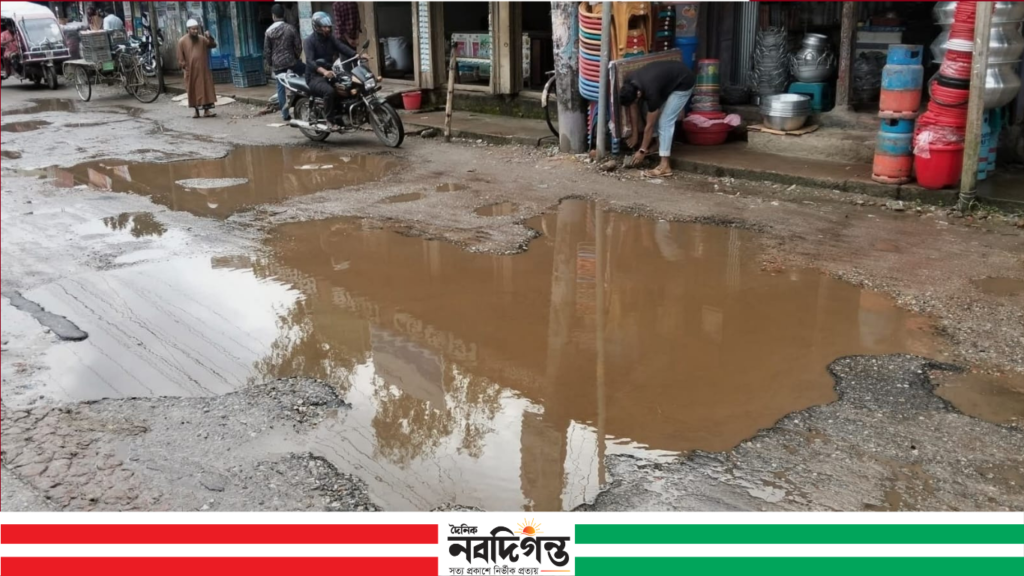 নাগেশ্বরী বাজার মসজিদের পাশের সড়কের বেহাল দশা, ভোগান্তিতে পথচারী