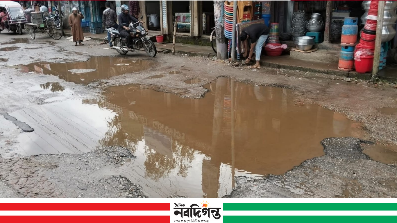 নাগেশ্বরী বাজার মসজিদের পাশের সড়কের বেহাল দশা, ভোগান্তিতে পথচারী
