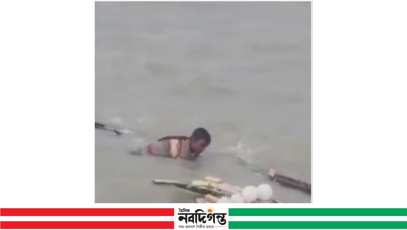 কালবৈশাখীতে মেঘনায় নৌকাডুবি, প্রাণে বাঁচলেন জেলে