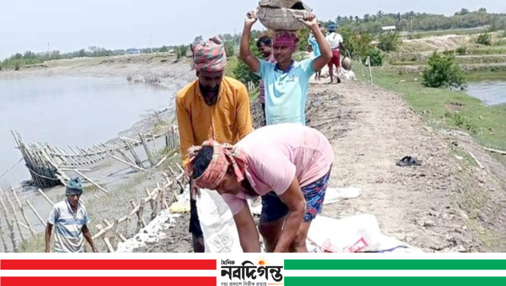 ডুমুরিয়ায় রক্ষাবাঁধ মেরামত শুরু, স্বস্তির আশায় দ্বীপ-বেষ্টিত দুই গ্রামবাসী