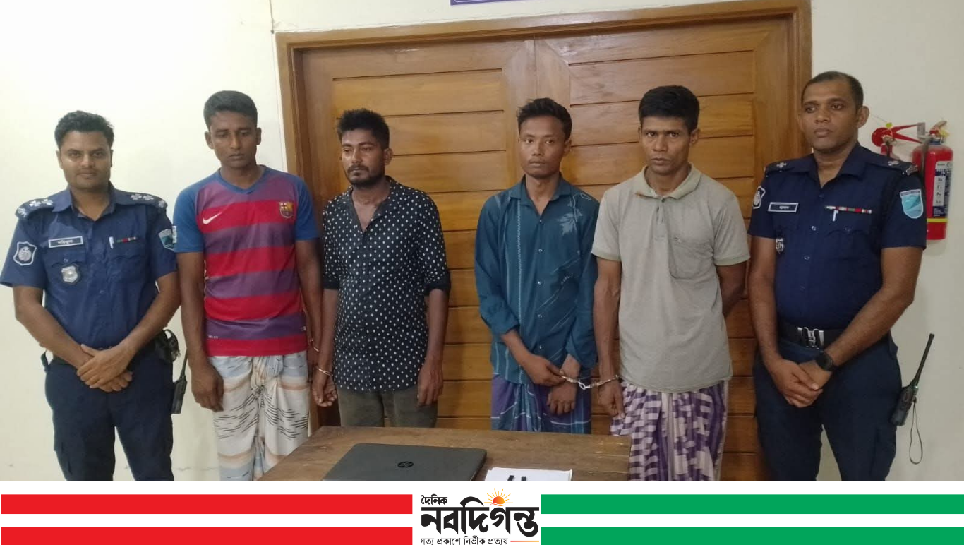 ধামইরহাটে দোকান চুরির ঘটনায় ল্যাপটপ-পেনড্রাইভসহ ৪ চোর আটক