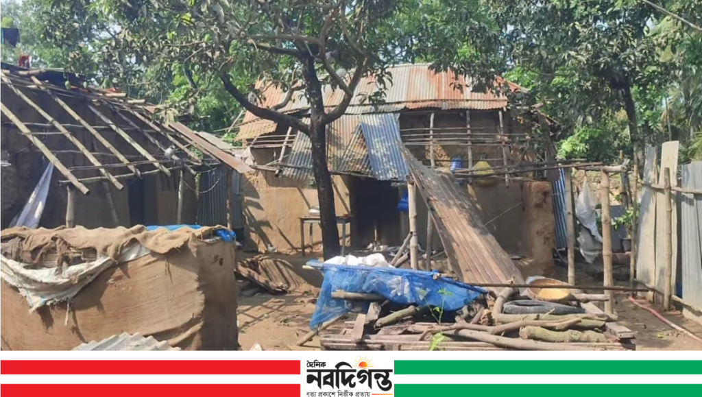 তানোরে ঝড়-বৃষ্টিতে ক্ষয়ক্ষতি, ভেঙে পড়ল বিদ্যুতের খুঁটি