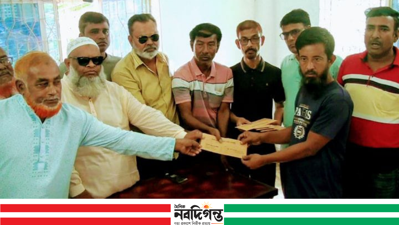 নাটোর জেলা পরিবহন শ্রমিকদের পরিবারের মাঝে মৃত্যুকালীন টাকা বিতরণ