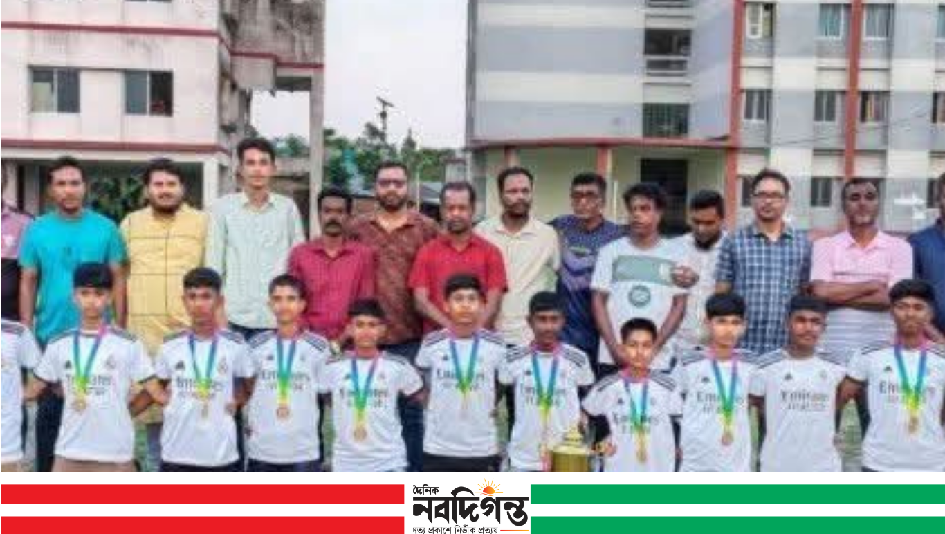 কয়রার নতুন কুঁড়ি স্পোর্টস দলকে ক্রীড়া সামগ্রী উপহার