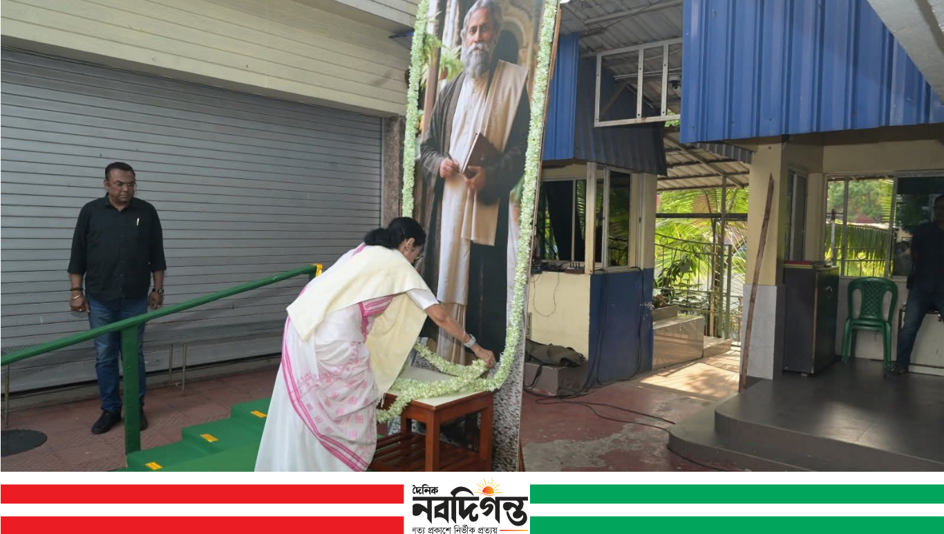 কালীঘাটের বাড়ির সামনে নিজ উদ্যোগে রবীন্দ্রজয়ন্তী পালন মমতার
