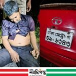 আব্দুল আজিজ, নওগাঁ প্রতিনিধি: নওগাঁর পত্নীতলা উপজেলার নজিপুর-ধামইরহাট আঞ্চলিক মহাসড়কে মাইক্রোবাস নিয়ন্ত্রণ হারিয়ে দুর্ঘটনায় দুইজন নিহত হয়েছেন। রোববার (১০ মে) রাত সাড়ে ৯টার দিকে আমিনাবাদ এলাকার কালা আবর ব্রিজে এ দুর্ঘটনা ঘটে। স্থানীয় সূত্রে জানা যায়, দ্রুতগতির একটি মাইক্রোবাস ধামইরহাটের দিকে যাওয়ার সময় ব্রিজ এলাকায় পৌঁছালে চালক নিয়ন্ত্রণ হারান। এ সময় গাড়িটি সড়কের রেলিংয়ের সঙ্গে সজোরে ধাক্কা খেয়ে দুমড়ে-মুচড়ে যায়। এতে ভেতরে থাকা যাত্রীরা গুরুতর আহত হন। খবর পেয়ে পত্নীতলা ফায়ার সার্ভিসের একটি দল ঘটনাস্থলে পৌঁছে স্থানীয়দের সহায়তায় আহতদের উদ্ধার করে উপজেলা স্বাস্থ্য কমপ্লেক্সে নিয়ে যায়। পরে কর্তব্যরত চিকিৎসক দুজনকে মৃত ঘোষণা করেন। নিহতদের পরিচয় এখনো শনাক্ত করা যায়নি। তাদের মরদেহ বর্তমানে পত্নীতলা উপজেলা স্বাস্থ্য কমপ্লেক্সে রাখা আছে। ফায়ার সার্ভিস ও পুলিশ জানিয়েছে, পরিচয় শনাক্তে কাজ চলছে এবং কেউ স্বজনদের তথ্য জানলে দ্রুত হাসপাতাল বা থানায় যোগাযোগ করতে অনুরোধ করা হয়েছে।