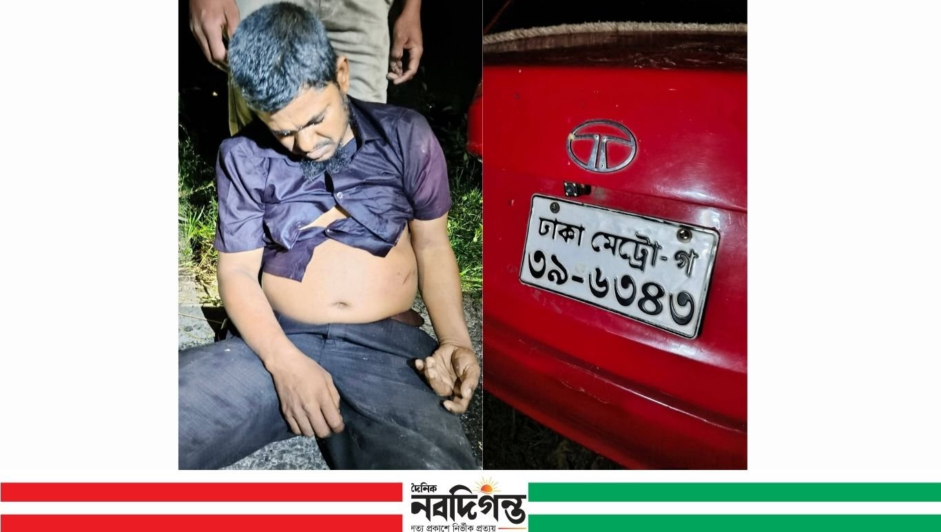 আব্দুল আজিজ, নওগাঁ প্রতিনিধি: নওগাঁর পত্নীতলা উপজেলার নজিপুর-ধামইরহাট আঞ্চলিক মহাসড়কে মাইক্রোবাস নিয়ন্ত্রণ হারিয়ে দুর্ঘটনায় দুইজন নিহত হয়েছেন। রোববার (১০ মে) রাত সাড়ে ৯টার দিকে আমিনাবাদ এলাকার কালা আবর ব্রিজে এ দুর্ঘটনা ঘটে। স্থানীয় সূত্রে জানা যায়, দ্রুতগতির একটি মাইক্রোবাস ধামইরহাটের দিকে যাওয়ার সময় ব্রিজ এলাকায় পৌঁছালে চালক নিয়ন্ত্রণ হারান। এ সময় গাড়িটি সড়কের রেলিংয়ের সঙ্গে সজোরে ধাক্কা খেয়ে দুমড়ে-মুচড়ে যায়। এতে ভেতরে থাকা যাত্রীরা গুরুতর আহত হন। খবর পেয়ে পত্নীতলা ফায়ার সার্ভিসের একটি দল ঘটনাস্থলে পৌঁছে স্থানীয়দের সহায়তায় আহতদের উদ্ধার করে উপজেলা স্বাস্থ্য কমপ্লেক্সে নিয়ে যায়। পরে কর্তব্যরত চিকিৎসক দুজনকে মৃত ঘোষণা করেন। নিহতদের পরিচয় এখনো শনাক্ত করা যায়নি। তাদের মরদেহ বর্তমানে পত্নীতলা উপজেলা স্বাস্থ্য কমপ্লেক্সে রাখা আছে। ফায়ার সার্ভিস ও পুলিশ জানিয়েছে, পরিচয় শনাক্তে কাজ চলছে এবং কেউ স্বজনদের তথ্য জানলে দ্রুত হাসপাতাল বা থানায় যোগাযোগ করতে অনুরোধ করা হয়েছে।