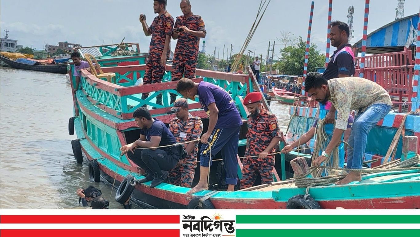 মোংলা নদীতে ট্রলার থেকে পড়ে মাঝি নিখোঁজ