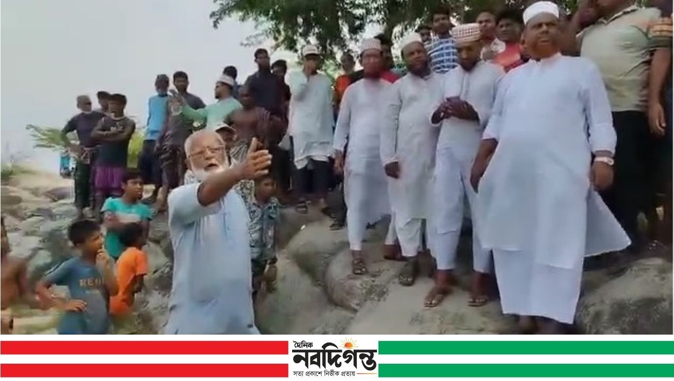 কয়রায় নদীভাঙন ও বাঁধ পরিদর্শনে এমপি আজাদ