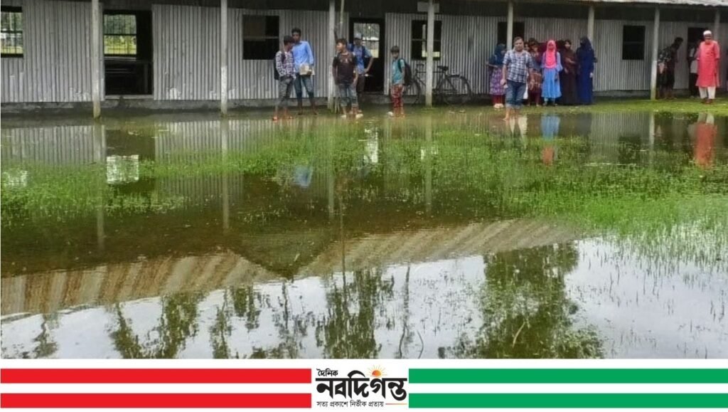 কুড়িগ্রামে জলাবদ্ধতায় দুর্ভোগে ২ বিদ্যালয়ের পাঁচ শতাধিক শিক্ষার্থী