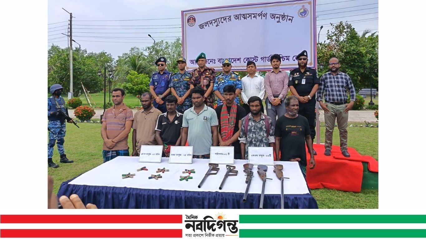 সুন্দরবনে ‘ছোট সুমন বাহিনী’র অস্ত্র জমা দিয়ে আত্মসমর্পণ